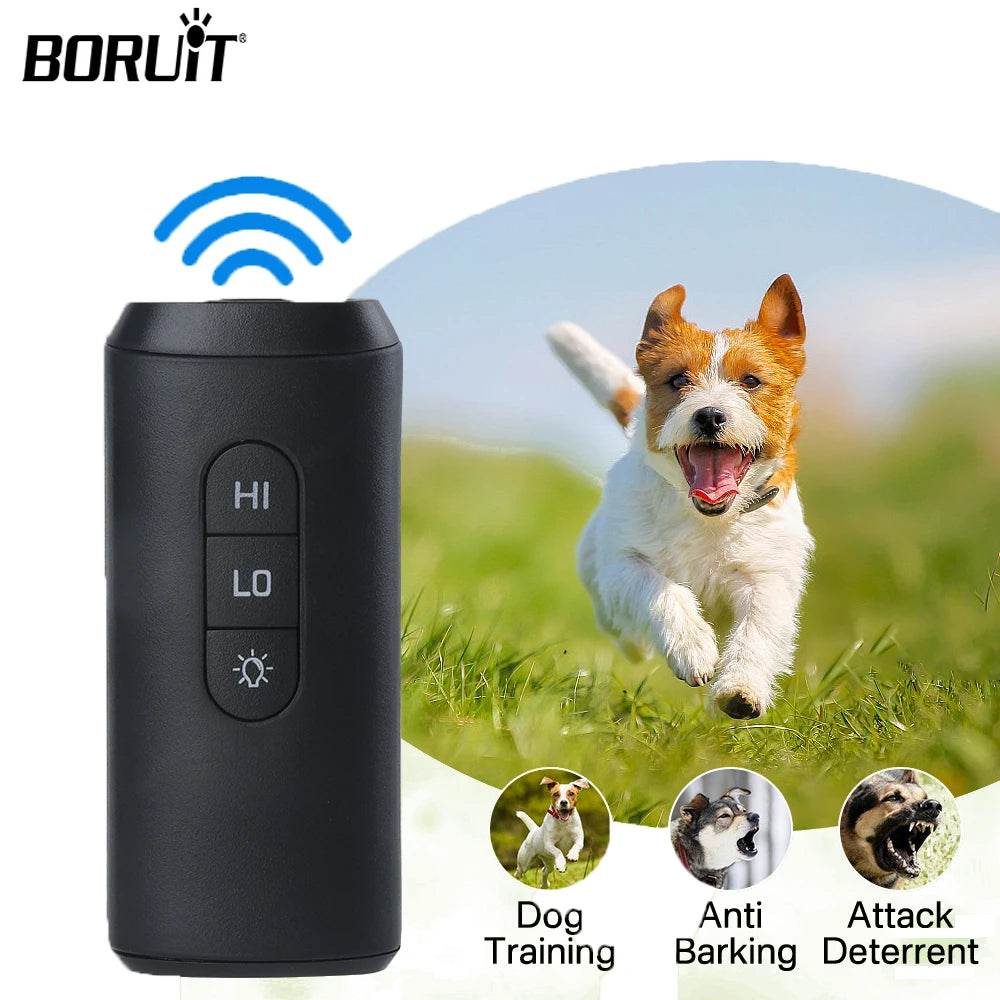 Schwarzes Ultraschall-Trainingsgerät für Hunde mit HI, LO und Stufe, neben einem laufenden Hund auf der Wiese.