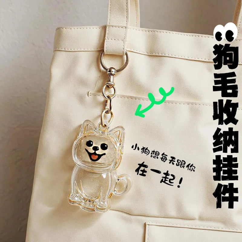 Figurine en verre clair d'un mignon chat-chien attachée à un sac en toile beige avec texte chinois.