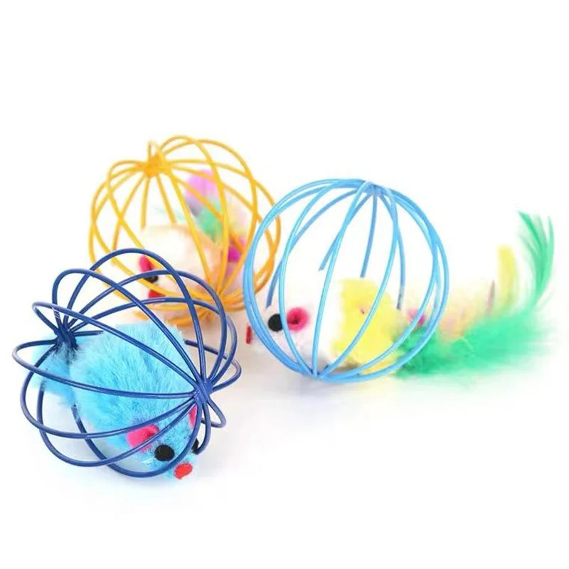 Eine Sammlung farbenfroher, sphärischer Metall-Maus-Katzen-Spielzeuge in gelb, blau und grün.