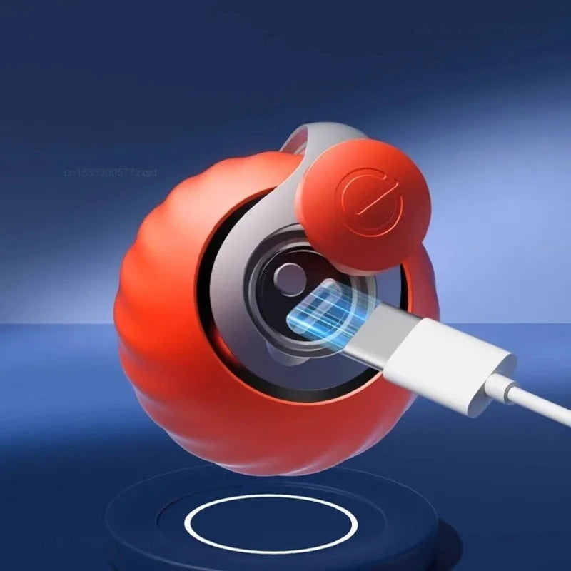 Una pelota de juguete interactiva para gato roja es examinada por una sonda blanca sobre una superficie azul.