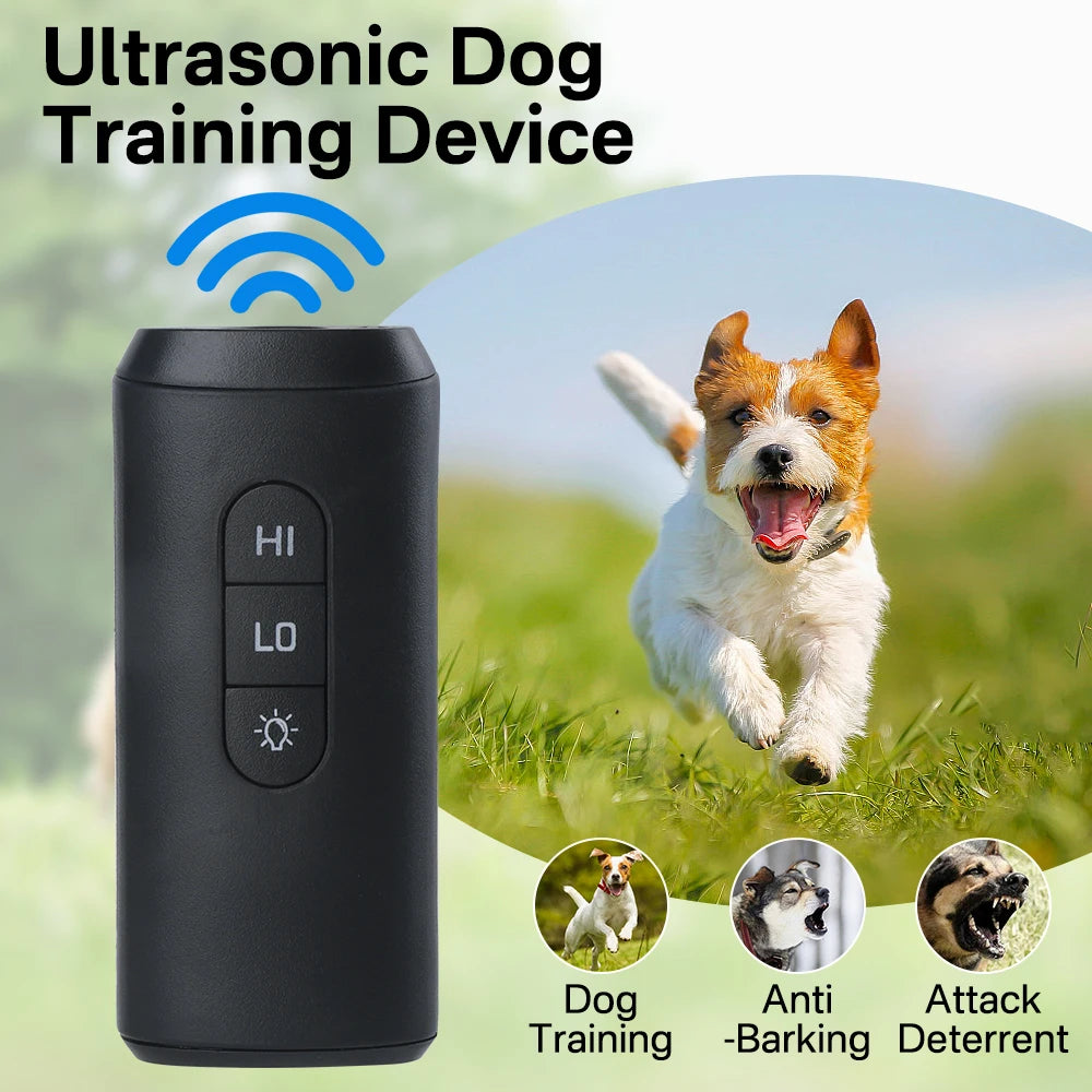 Schwarzes Ultraschall-Trainingsgerät für Hunde mit HI, LO und Leistungsstufen neben einem laufenden Hund im Freien.