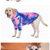 Sweat à capuche en polaire tie-dye pour chien, montrée sur trois chiens de différentes races et couleurs.