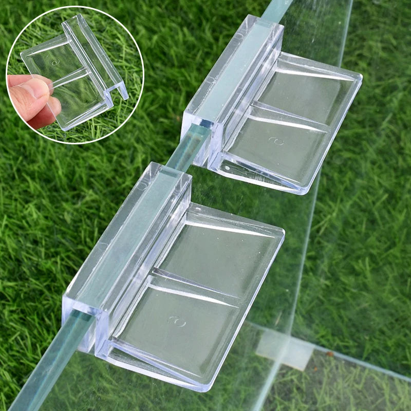 Klare Acrylclips, die Aquariumglasabdeckungen an einem vertikalen Rahmen sichern.