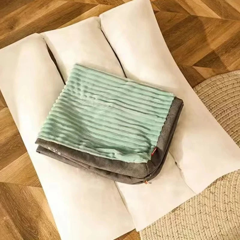 Gemütiges Cordbett für Hunde mit helgrüner, abnehmbarer, waschbarer Überzug auf weißem Kissen.