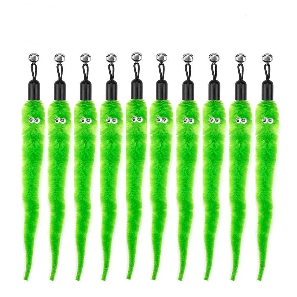 Ein Set grüne interaktive Katzenfederspielzeuge mit Glocken.