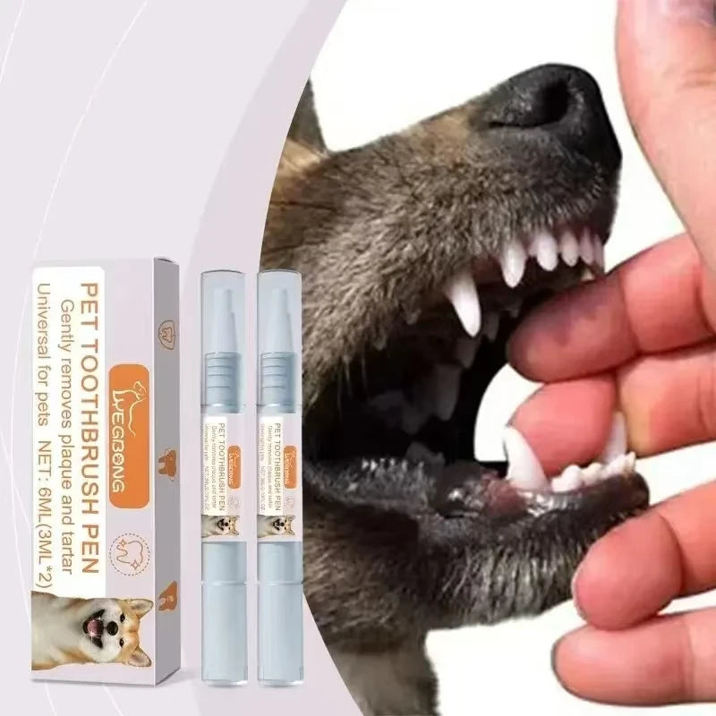 La boca de un perro gris mostrando los dientes, junto a un tubo de cepillo dental para el cuidado oral.