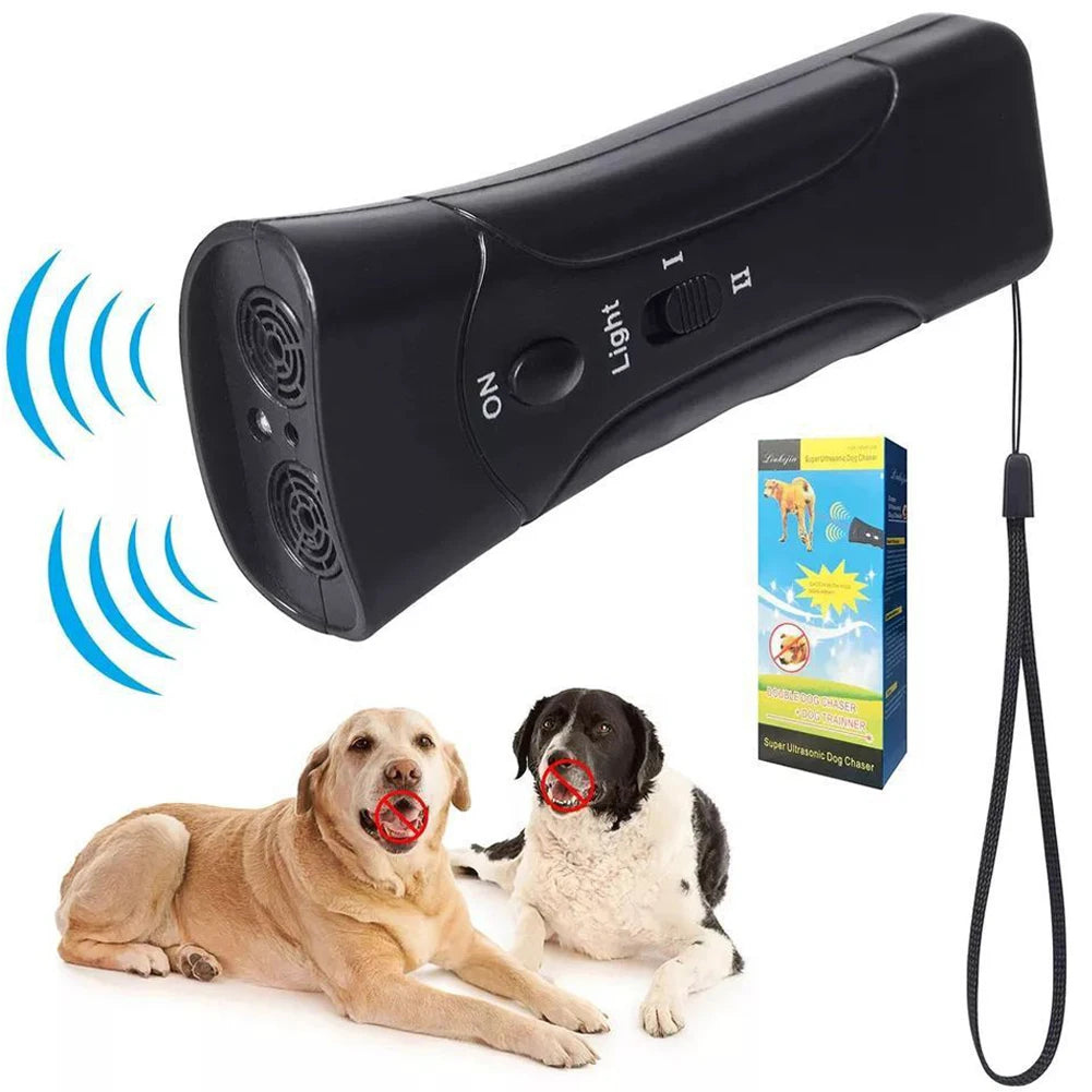 Schwarzes Ultraschall-Hundbell-Abwehrmittel neben zwei Hunden.