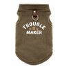 Veste de compagnie marron et duveteuse pour chiens avec le texte Trouble Maker brodé sur la poitrine.