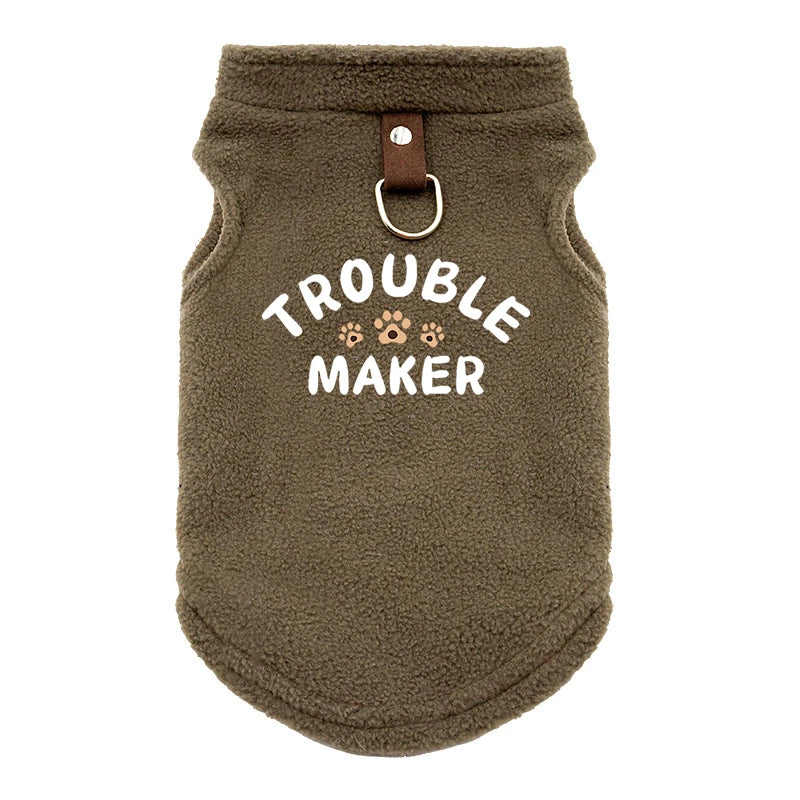 Veste de compagnie marron et duveteuse pour chiens avec le texte Trouble Maker brodé sur la poitrine.