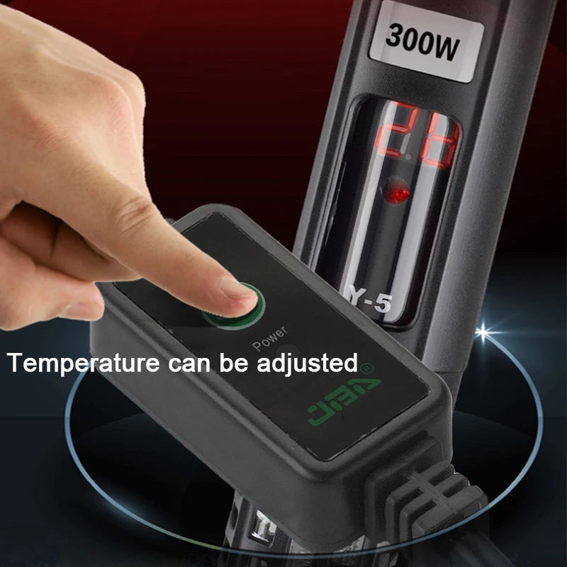 Eine Hand justiert die Temperatureinstellung eines schwarzen digitalen Tauchbeckenheizers mit 300W-Leistung.