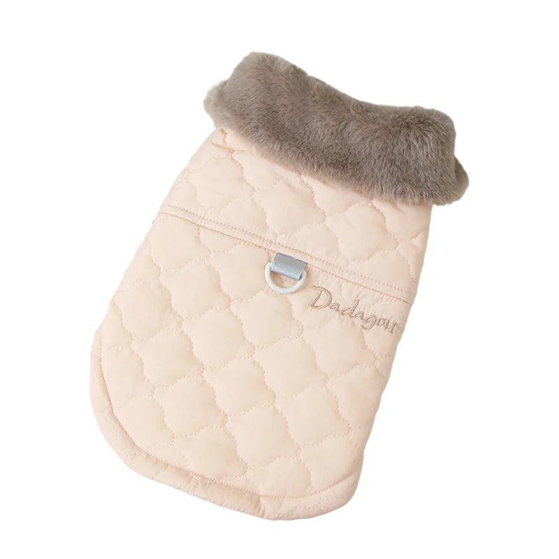 Veste pour chien en polaire imperméable rose pâle avec col en fourrure grise.