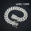 Collier à maillons cubains argentés, large de 15 mm, avec pendentif.