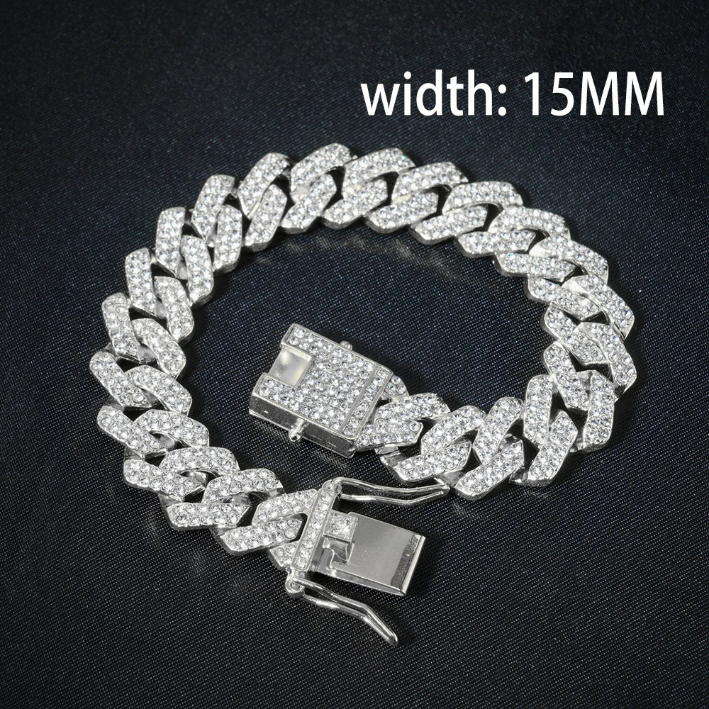 Collier à maillons cubains argentés, large de 15 mm, avec pendentif.