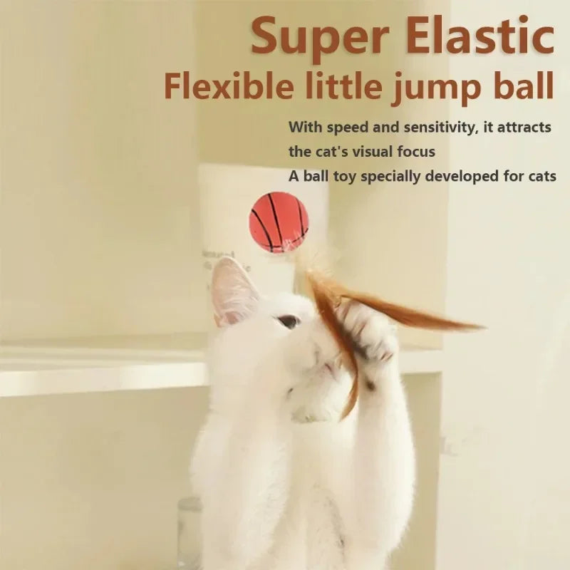 Eine weiße Katze interagiert mit einem roten Ballspielzeug, das ihre visuelle Aufmerksamkeit auf sich zieht.