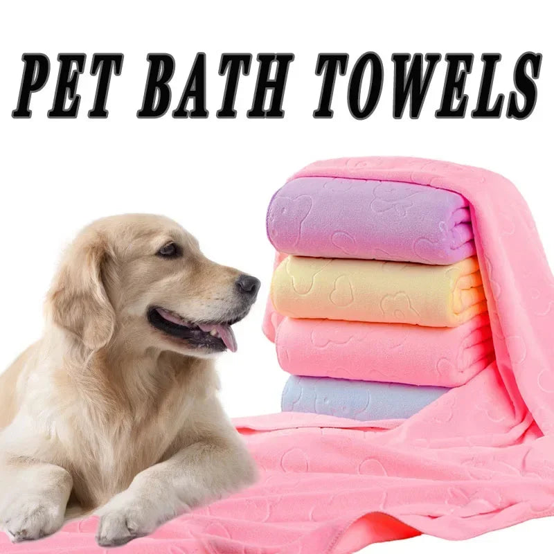 Ein goldener Retriever liegt neben einem Stapel rosa Hundebadhandtücher.