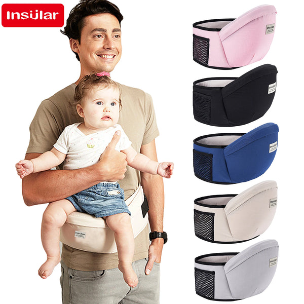 Un homme tient un bébé dans un porte-bébé ajustable Insular avec ceinture abdominale.