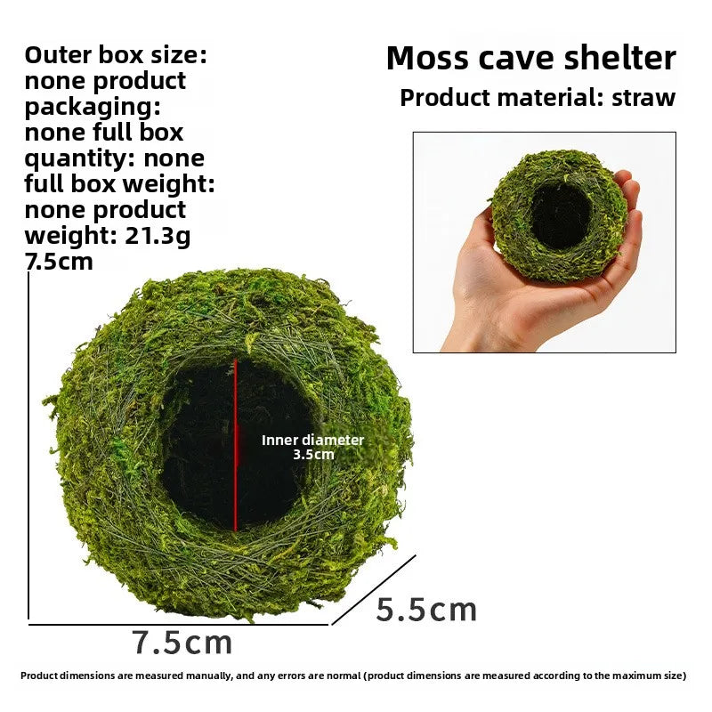 A hand holds a round moss cave shelter made of straw with an inner diameter of 3.5cm.