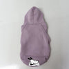 Weiches, lila Fleece-Hoodie für Hunde mit weißer Hundensilhouette