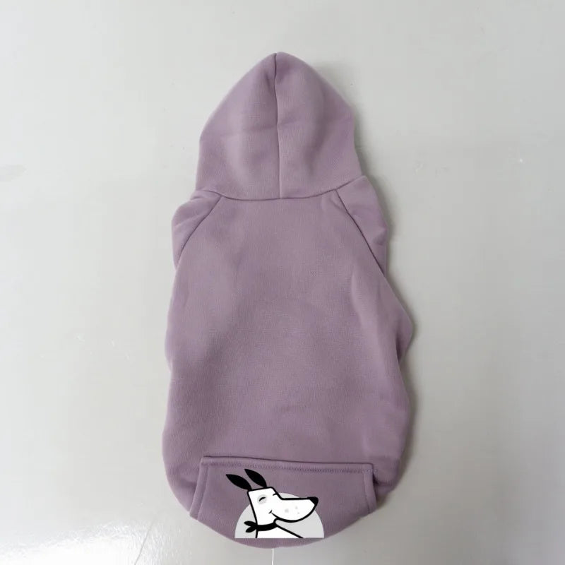 Weiches, lila Fleece-Hoodie für Hunde mit weißer Hundensilhouette