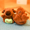 Orangefarbener Capybara-Plüsch-Hoodie mit Flügeln auf blauem Stoff