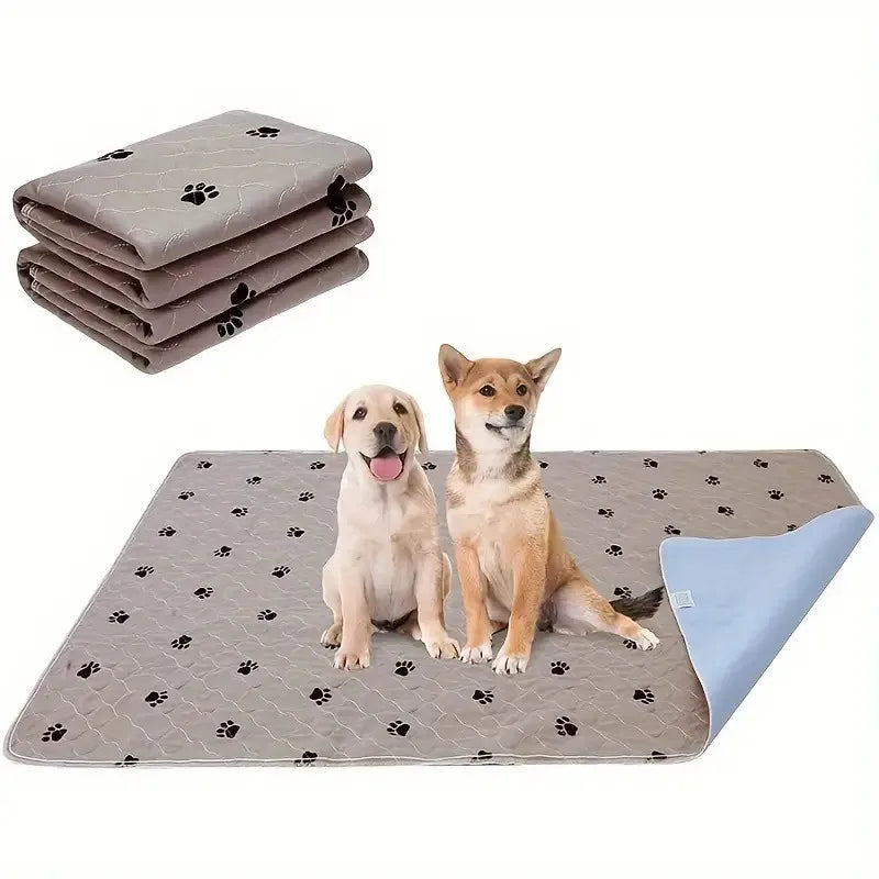 Ein Stapel grauer wiederverwendbarer Hundekotpads neben einem einzelnen hellbraunen Hund auf einer grauen Matte.
