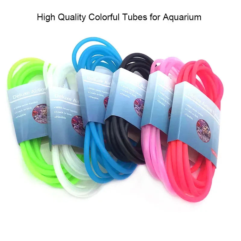 Collection de tuyaux en silicone colorés et de pierres à air pour pompes et diffuseurs d'aquarium.