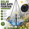 Fontaine de bain d'oiseaux solaire à plusieurs niveaux, suspendue à une chaîne, avec de l'eau qui cascade dans un bol.