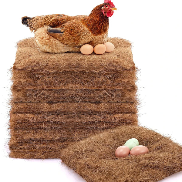 Una gallina marrón con melena roja está descansando sobre una gruesa capa de material de nido de paja.