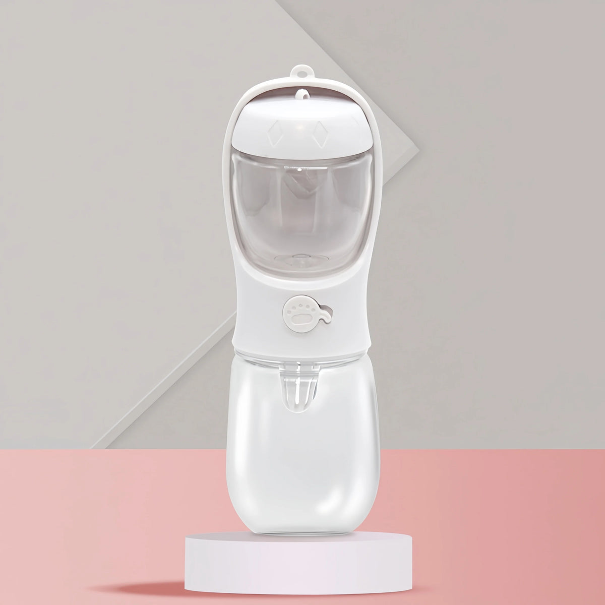 Weiße, portable Haustier-Wasserflasche mit Lebensmittelaufbewahrung auf rosa Oberfläche.
