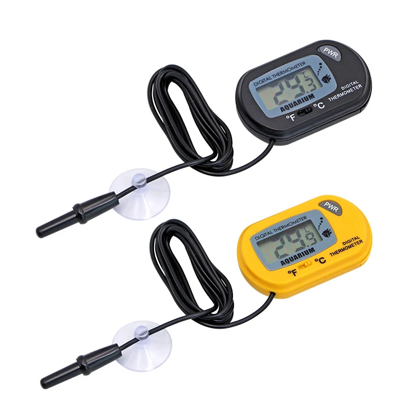 Schwarzes und gelbes digitales Thermometer mit Kabeln, das Wassertemperatur misst.