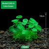 Plantes aquatiques artificielles vertes plantées dans du gravier foncé pour décoration de aquarium