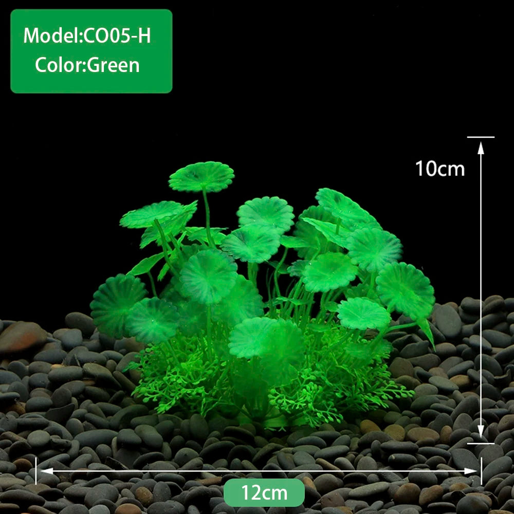 Plantes aquatiques artificielles vertes plantées dans du gravier foncé pour décoration de aquarium