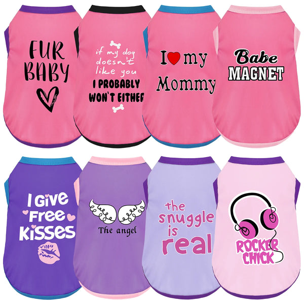 Acht rosa und lila Hunde-Shirts mit niedlichen Sprüchen wie Fur Baby, I love my Mommy und Babe Magnet