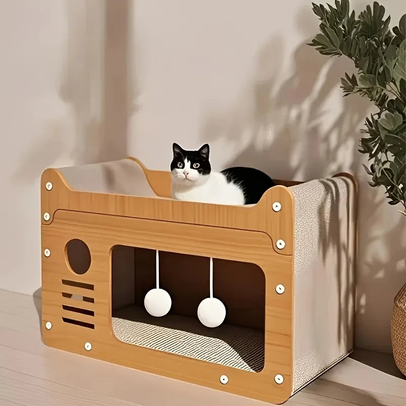Une maison pour chat en bois avec une planche à griffer intégrée et un chat noir et blanc à l'intérieur.