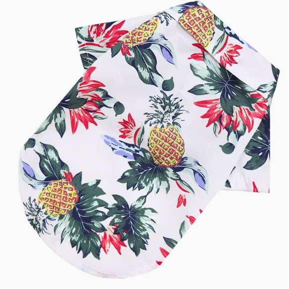 T-shirt de plage pour chien à style hawaïen, imprimé floral tropical aux couleurs vertes, rouges et violettes.