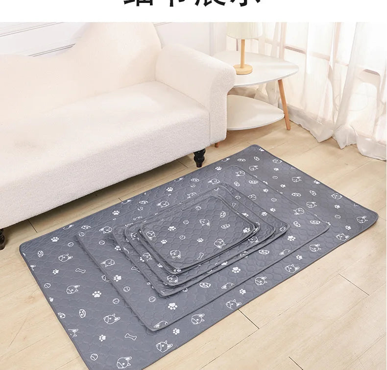 Una alfombra desechable gris para mascotas está colocada sobre un suelo de madera claro frente a un sofá blanco.