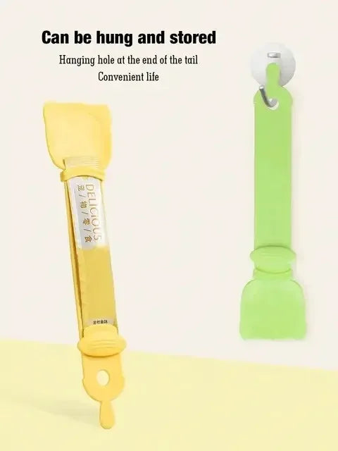Cuchara larga amarilla con mango para comida de gato, con orificio colgante y clip.