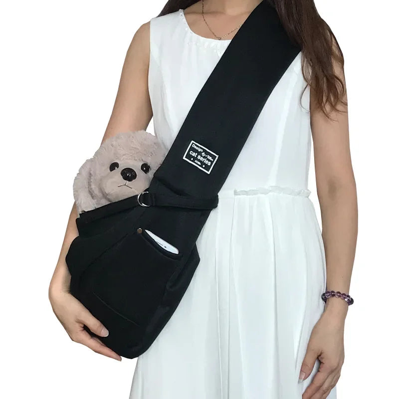 Schwarzer, leichter Tier-Crossbody-Sling mit weichem Spielzeug, getragen von einer Person.