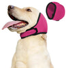 Ein helles Hund trägt einen pinken Ohrenschutz zur Lärmreduzierung und zum Schutz.