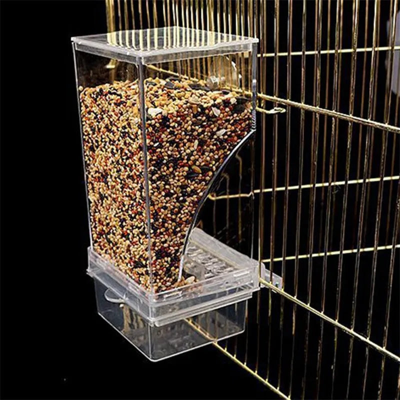 Klares Acryl-Vogelfutter und Wasserdispenser gefüllt mit Samen