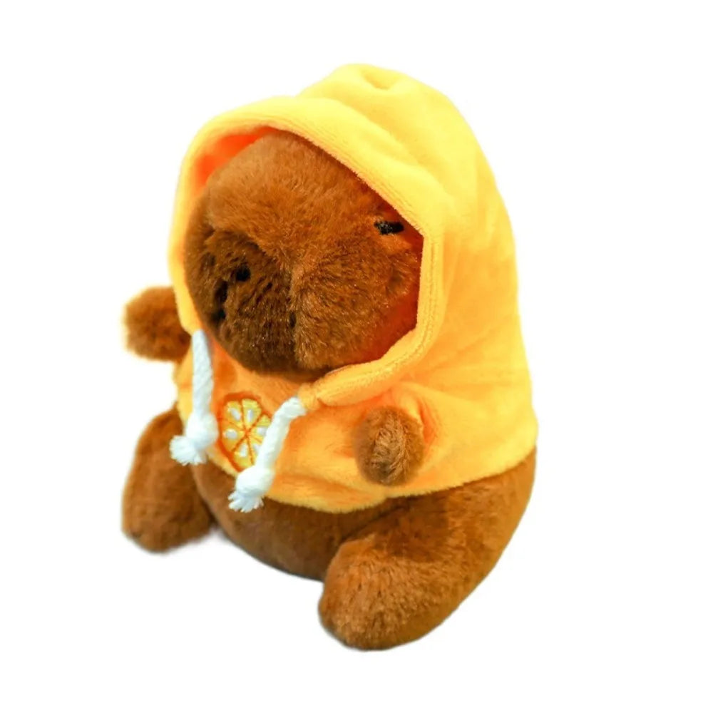 Flauschiges braunes Capybara-Plüschtier mit leuchtend gelbem Hoodie.