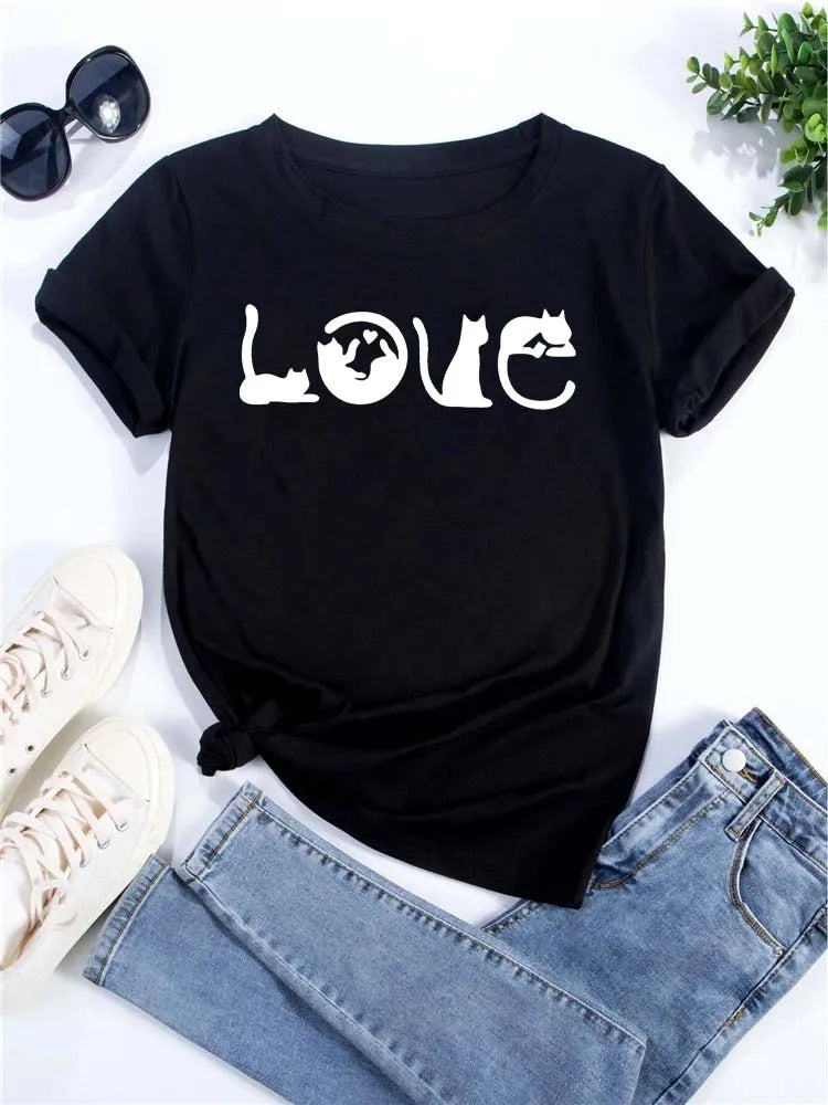 Camiseta negra de manga corta con un diseño gráfico blanco de gatos deletreando LOVE