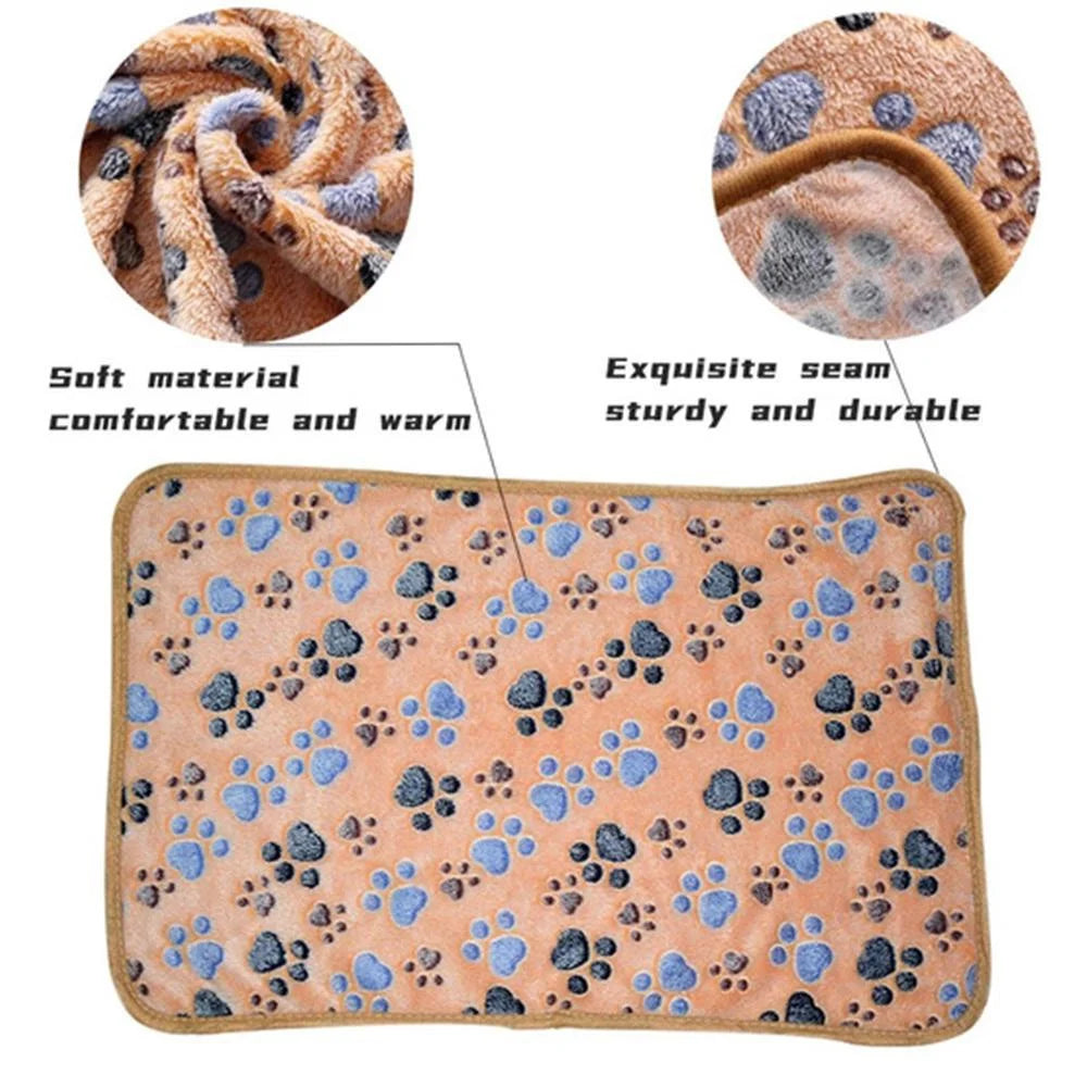 Rechteckige weiche Koralle-Fleece-Tierdecke mit Pfotenabdrücken in Blau- und Grautönen.