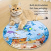 Flauschiger oranger Kater sitzt auf einer blauen Silikonmatte mit simulierten Fischen und Meereslebewesen für Pet-Play.