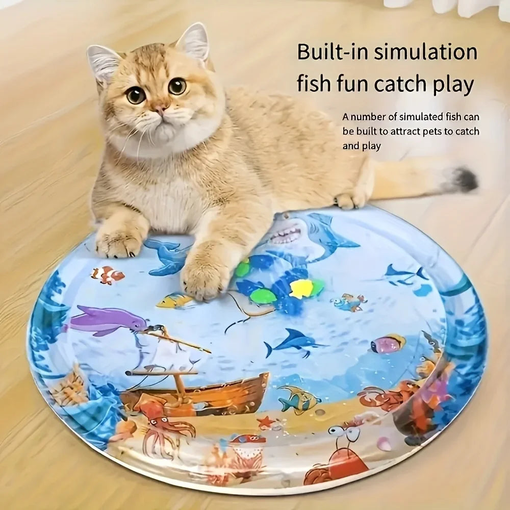 Flauschiger oranger Kater sitzt auf einer blauen Silikonmatte mit simulierten Fischen und Meereslebewesen für Pet-Play.