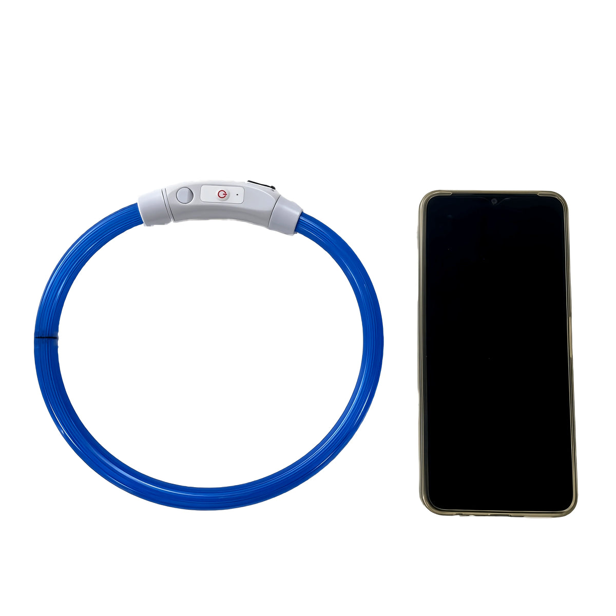 Un collar para perro LED azul luminoso con un sensor blanco junto a un smartphone negro.