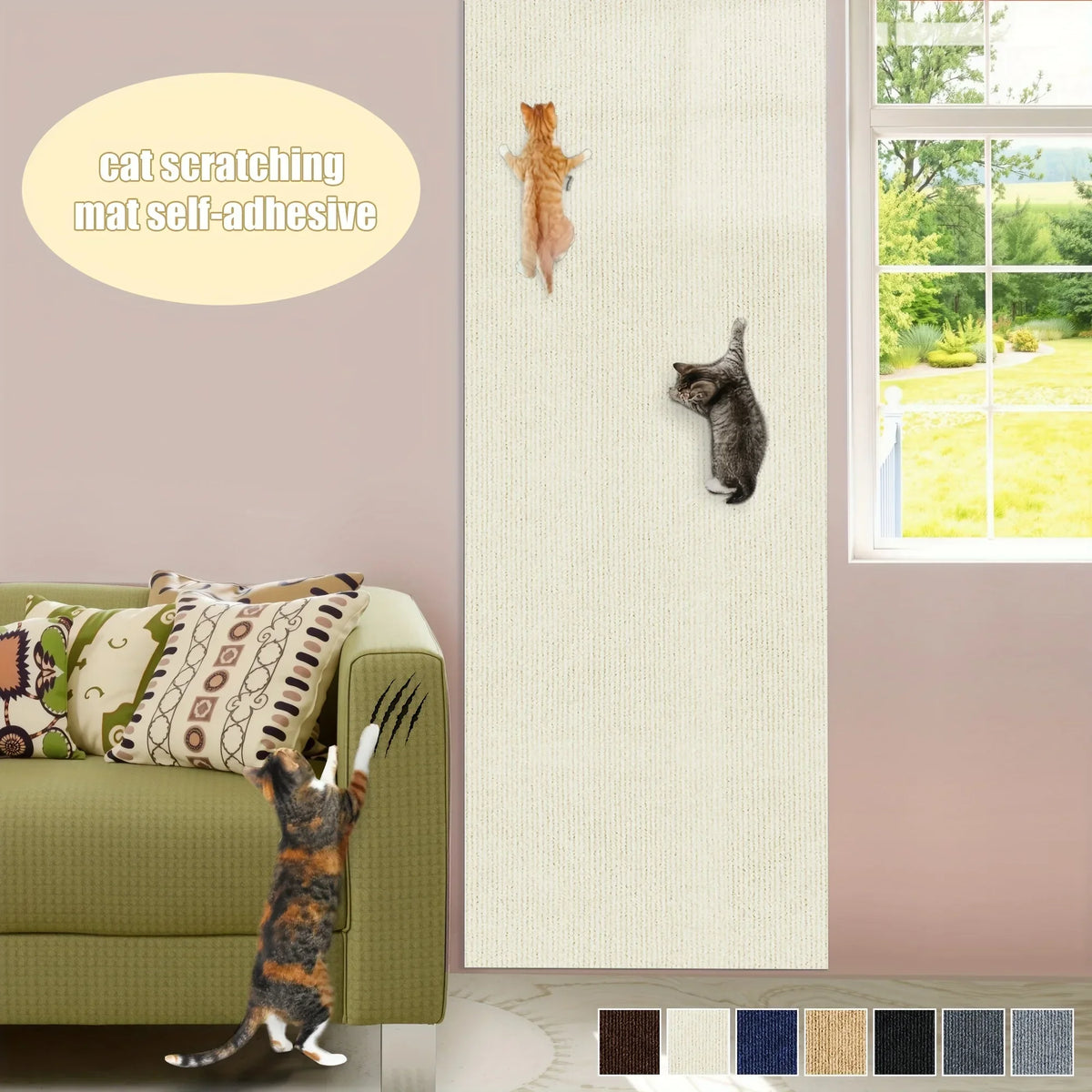 Eine Kratzmatte für Katzen an der Wand, mit einer Katze daneben und einem Sofa im Vordergrund.