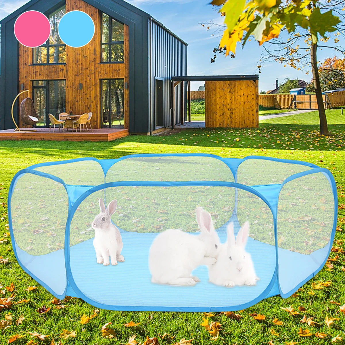 Portables Hundehütte mit Maschendraht, die zwei weiße Kaninchen enthält.