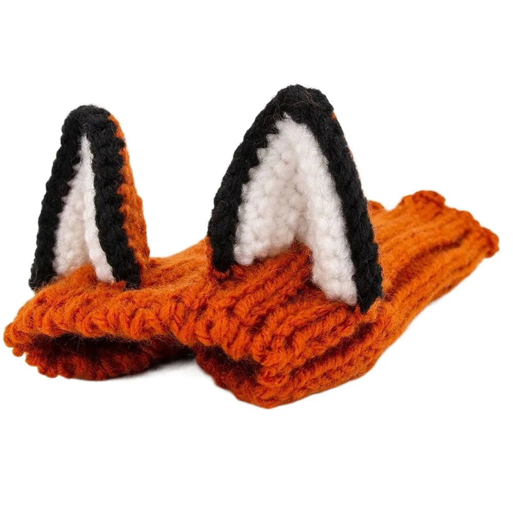 Orange gestrickte Hundohr-Muffs mit schwarz-weißen Akzenten