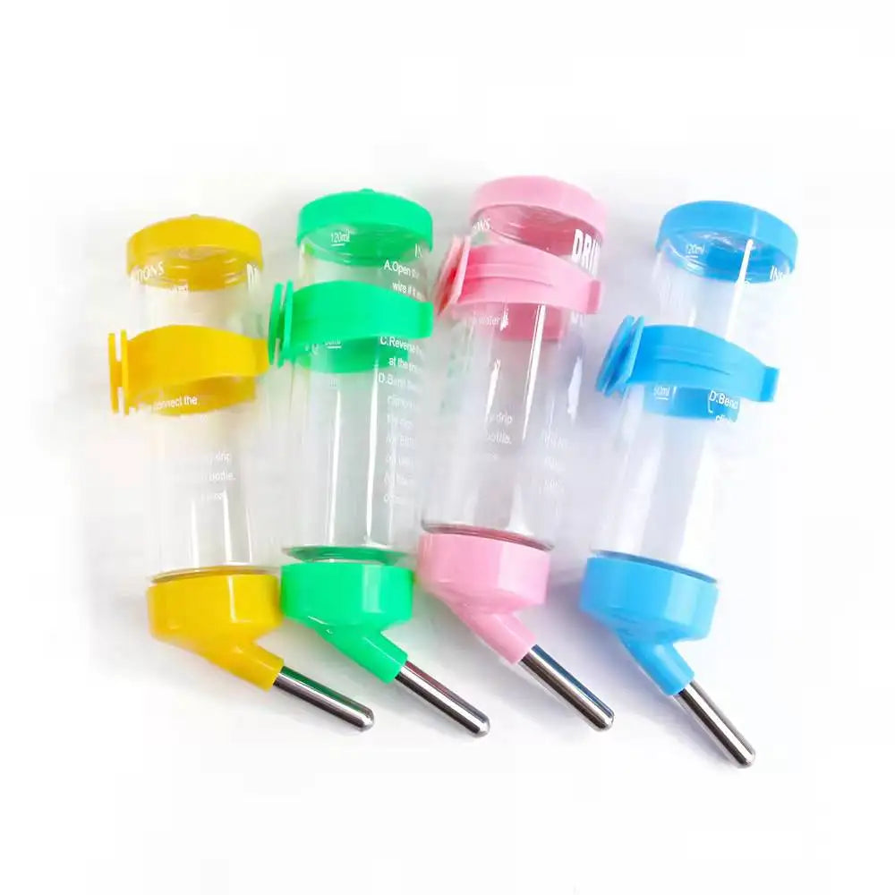 Set bunter Hängetrinkgefäße für kleine Haustiere, in Gelb, Grün, Pink und Blau.